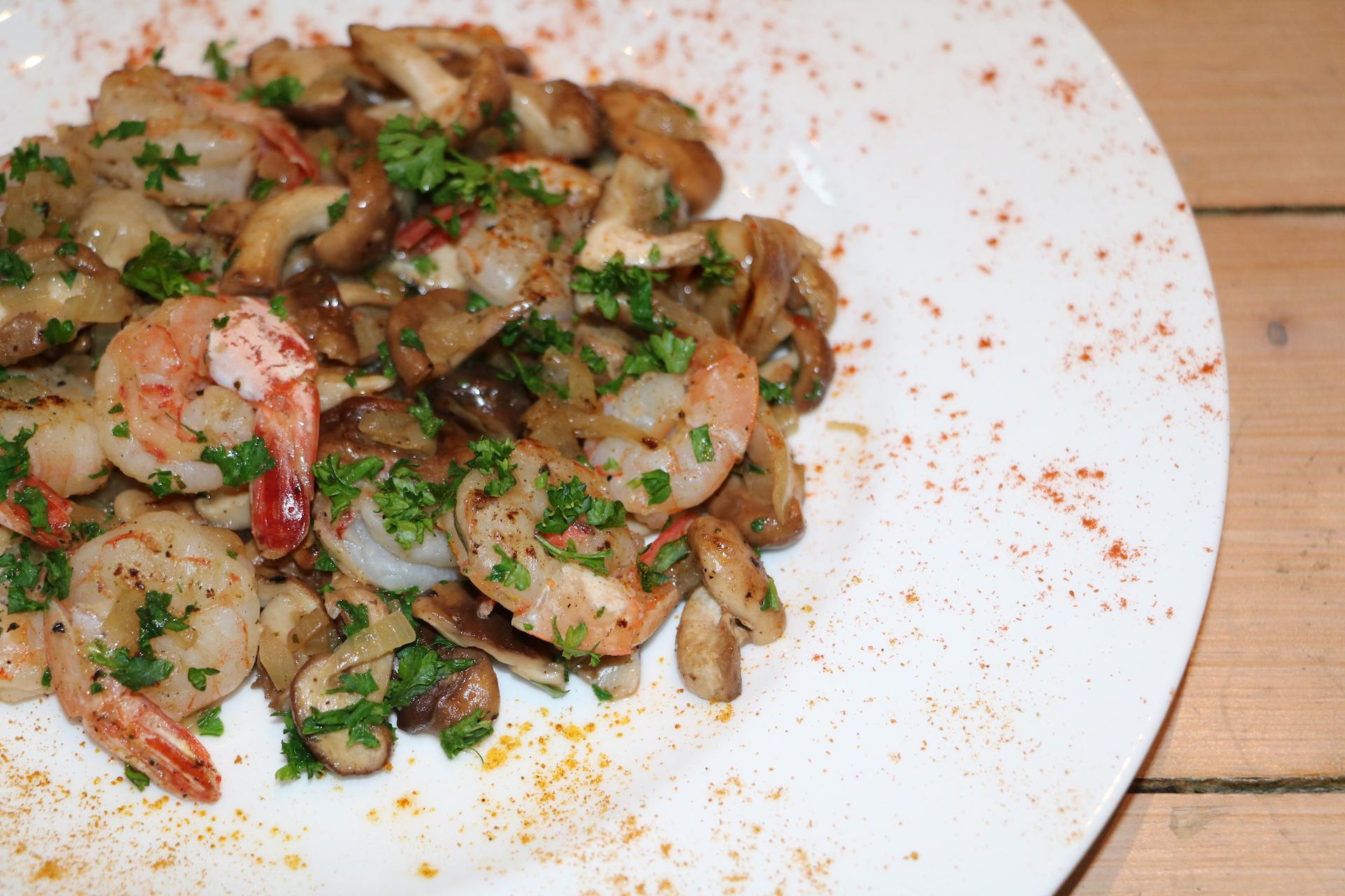 Gebratene Shiitake-Pilze mit Riesengarnellen