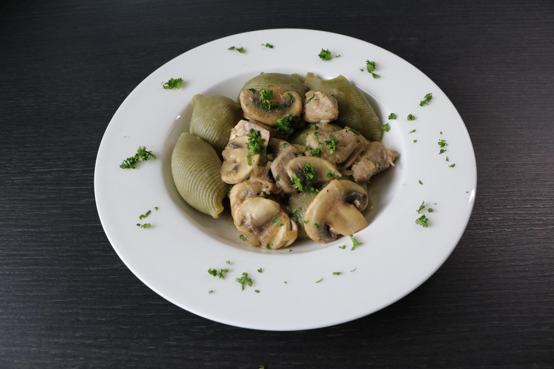 Champignongeschnetzeltes mit grünen Nudeln
