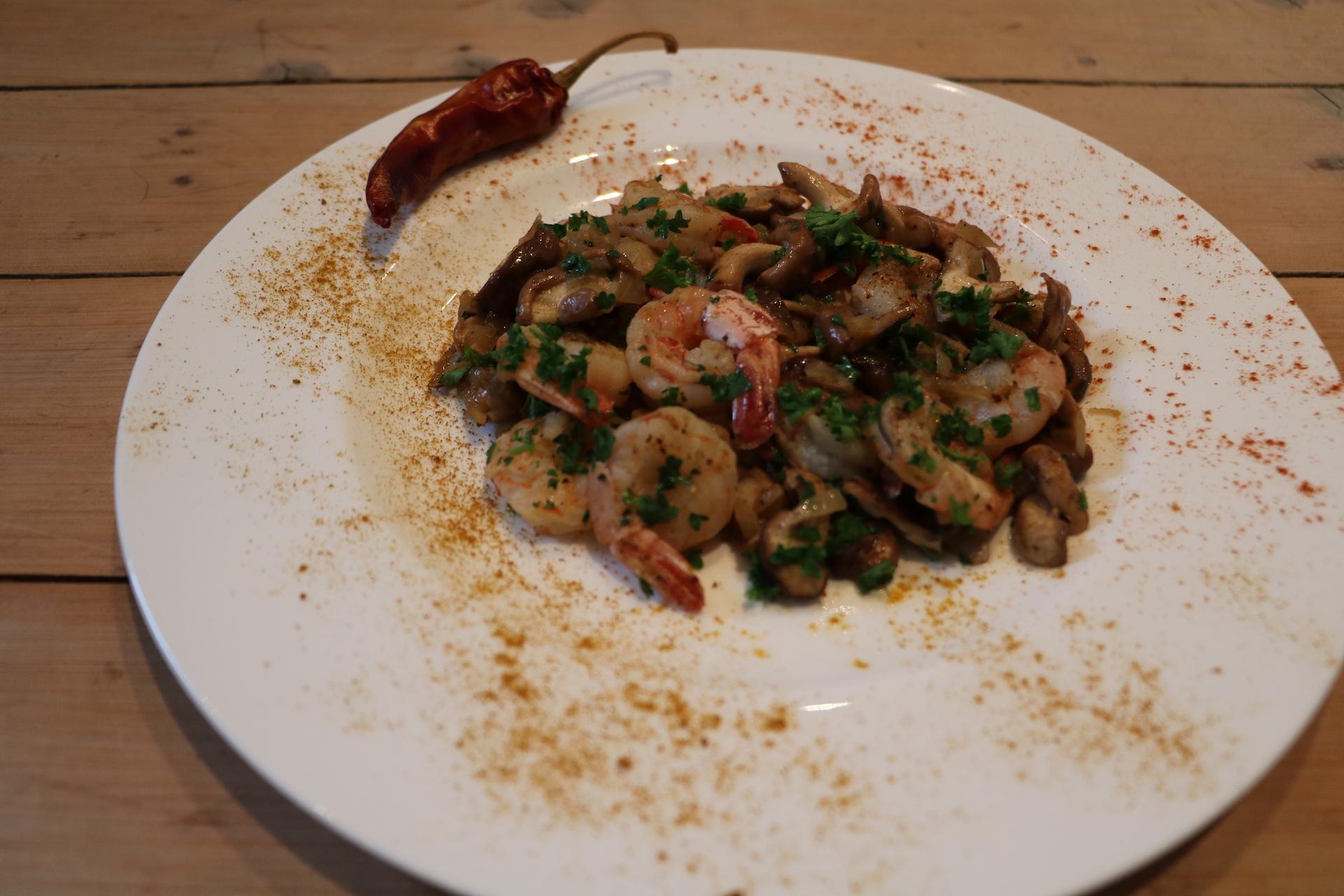 Gebratene Shiitake-Pilze mit Riesengarnellen