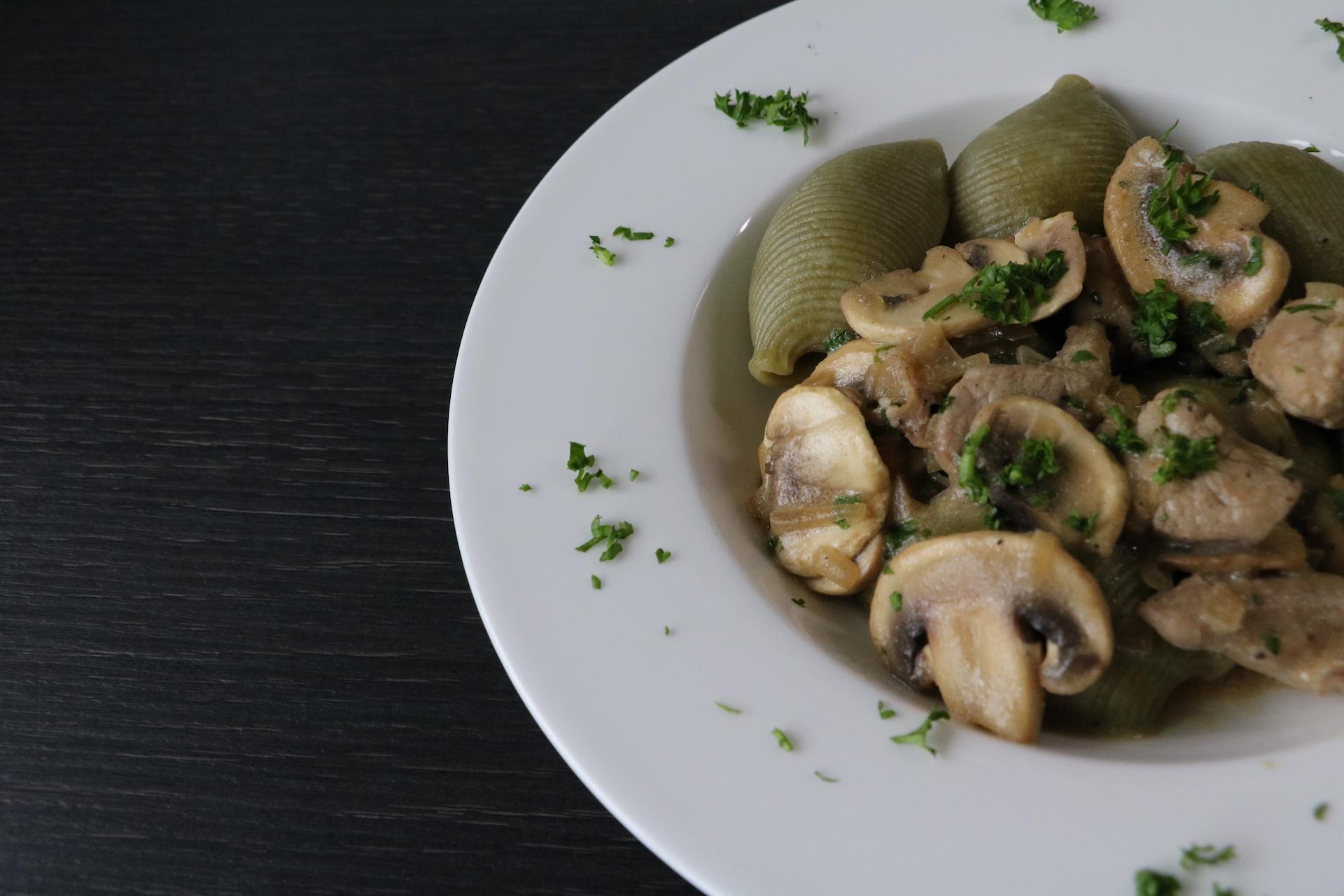 Champignongeschnetzeltes mit grünen Nudeln